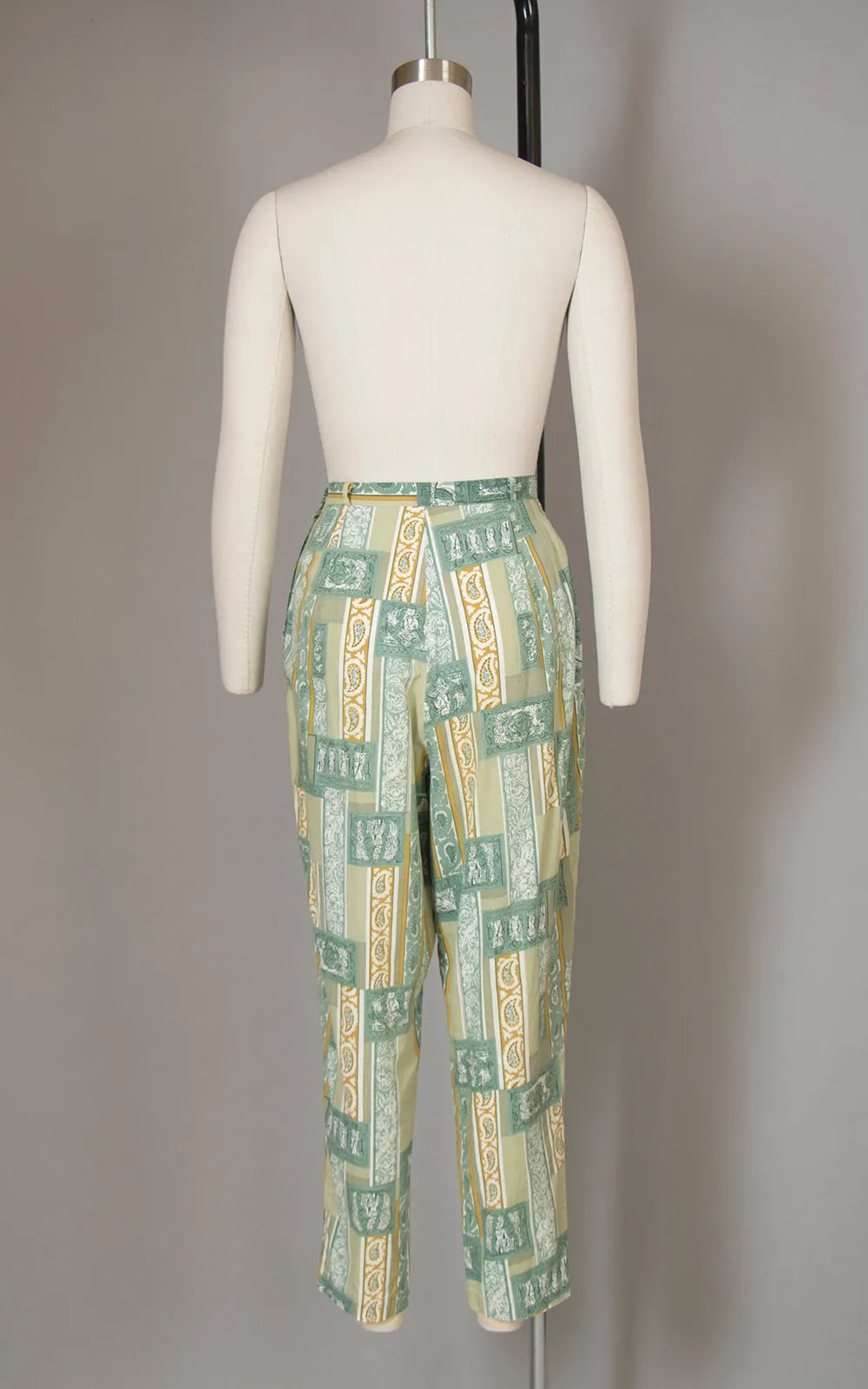 $50 & UNDER SALE || 1960s Geometric Novelty Print Green Cotton Capris | small