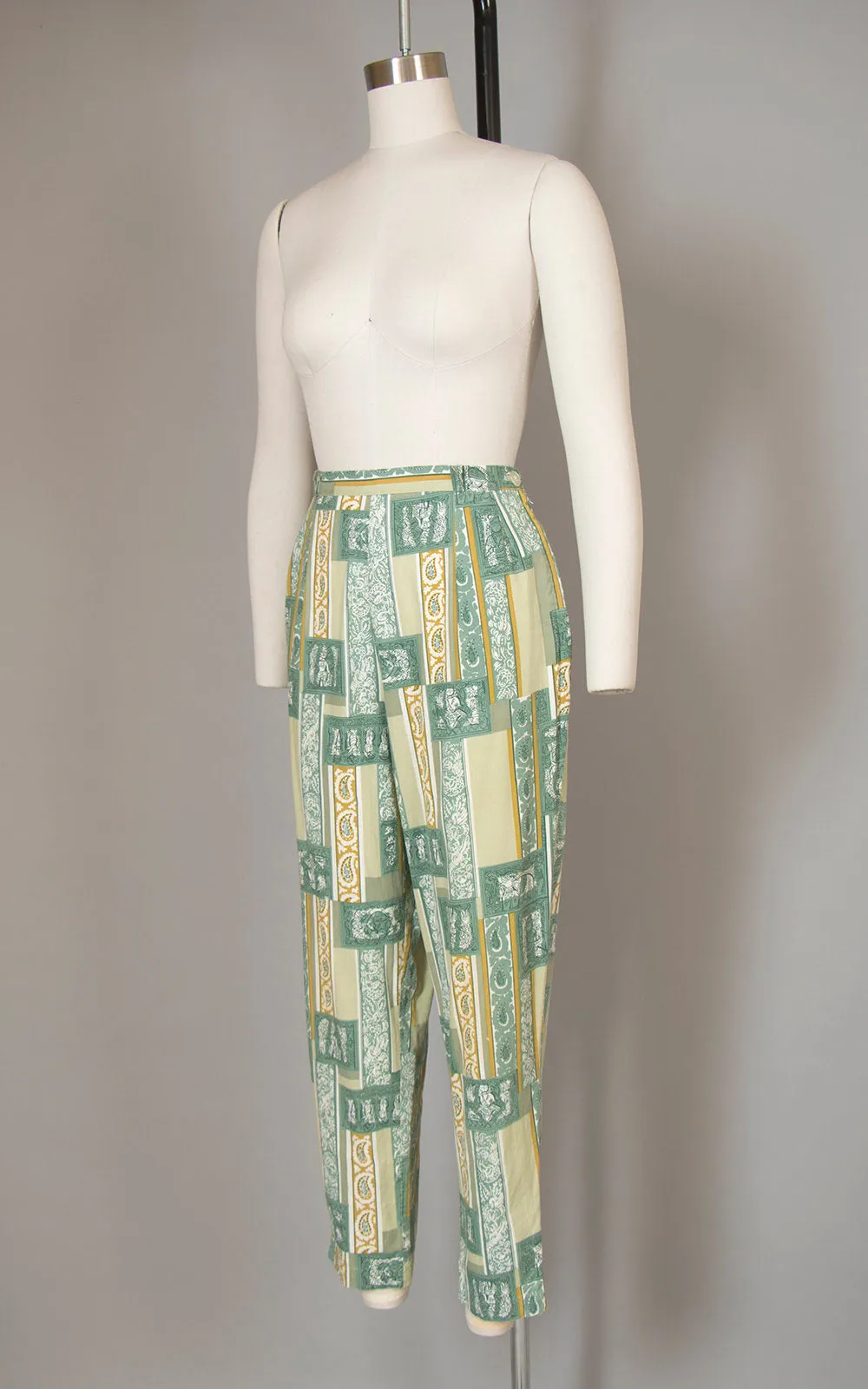 $50 & UNDER SALE || 1960s Geometric Novelty Print Green Cotton Capris | small