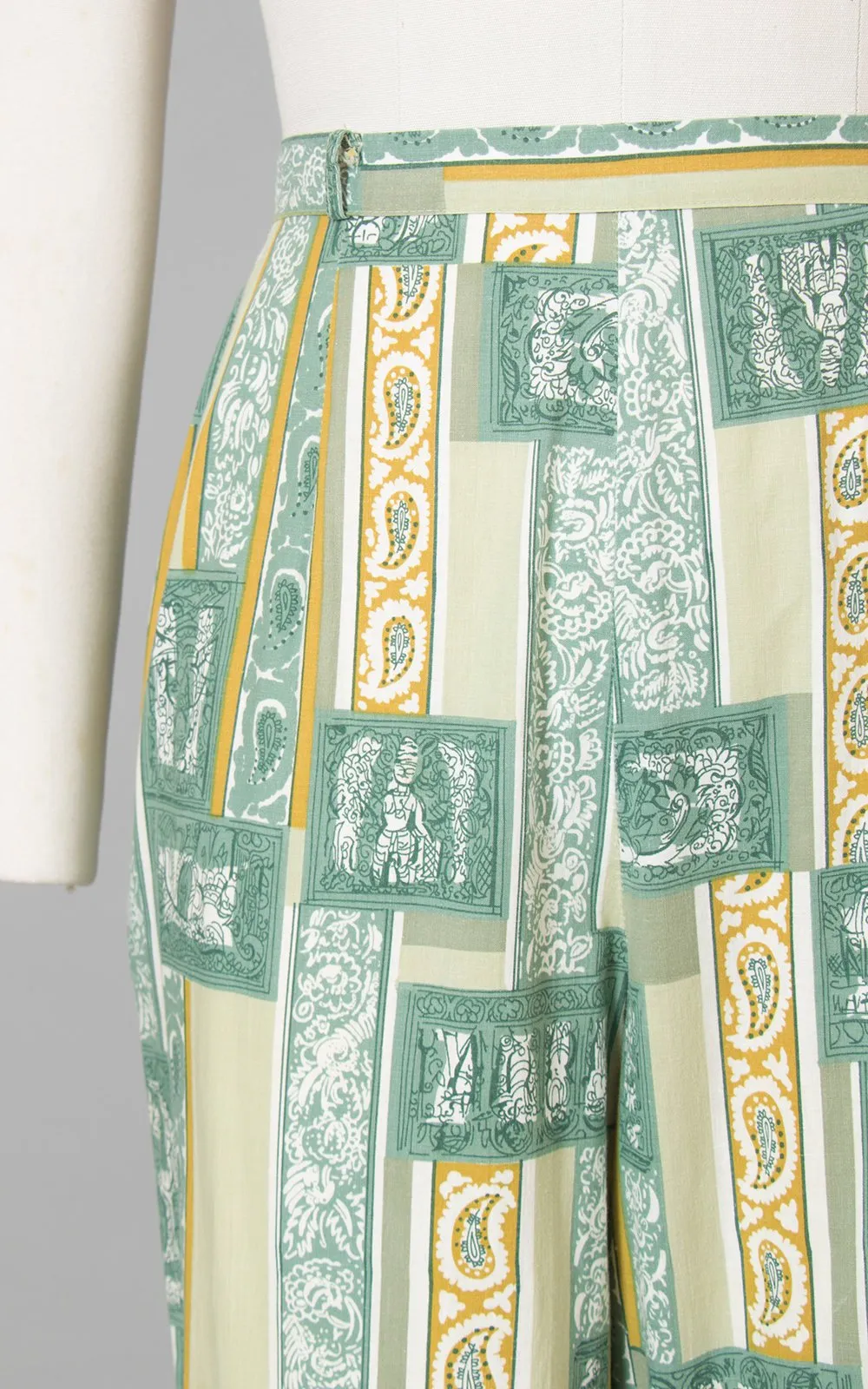 $50 & UNDER SALE || 1960s Geometric Novelty Print Green Cotton Capris | small