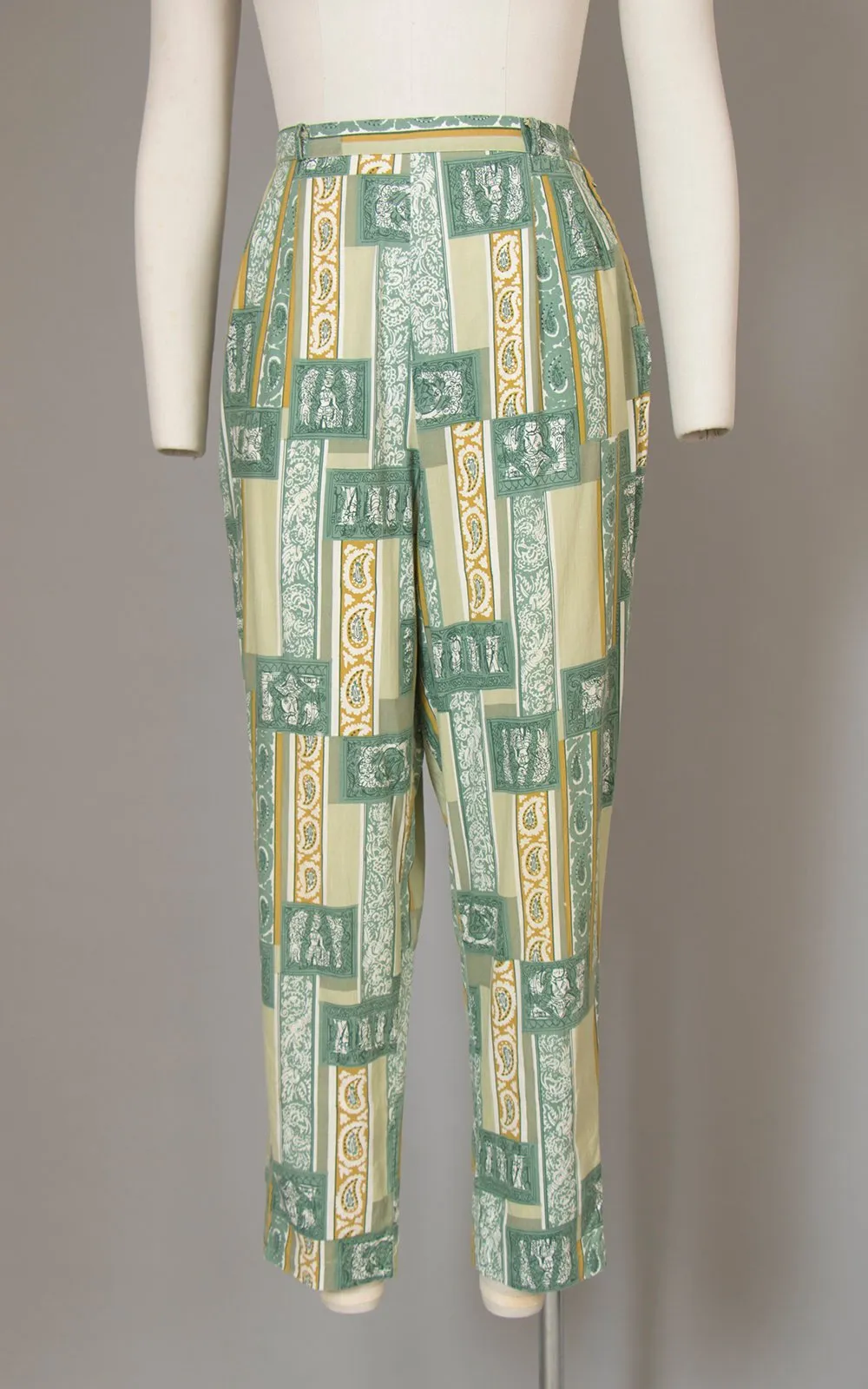 $50 & UNDER SALE || 1960s Geometric Novelty Print Green Cotton Capris | small