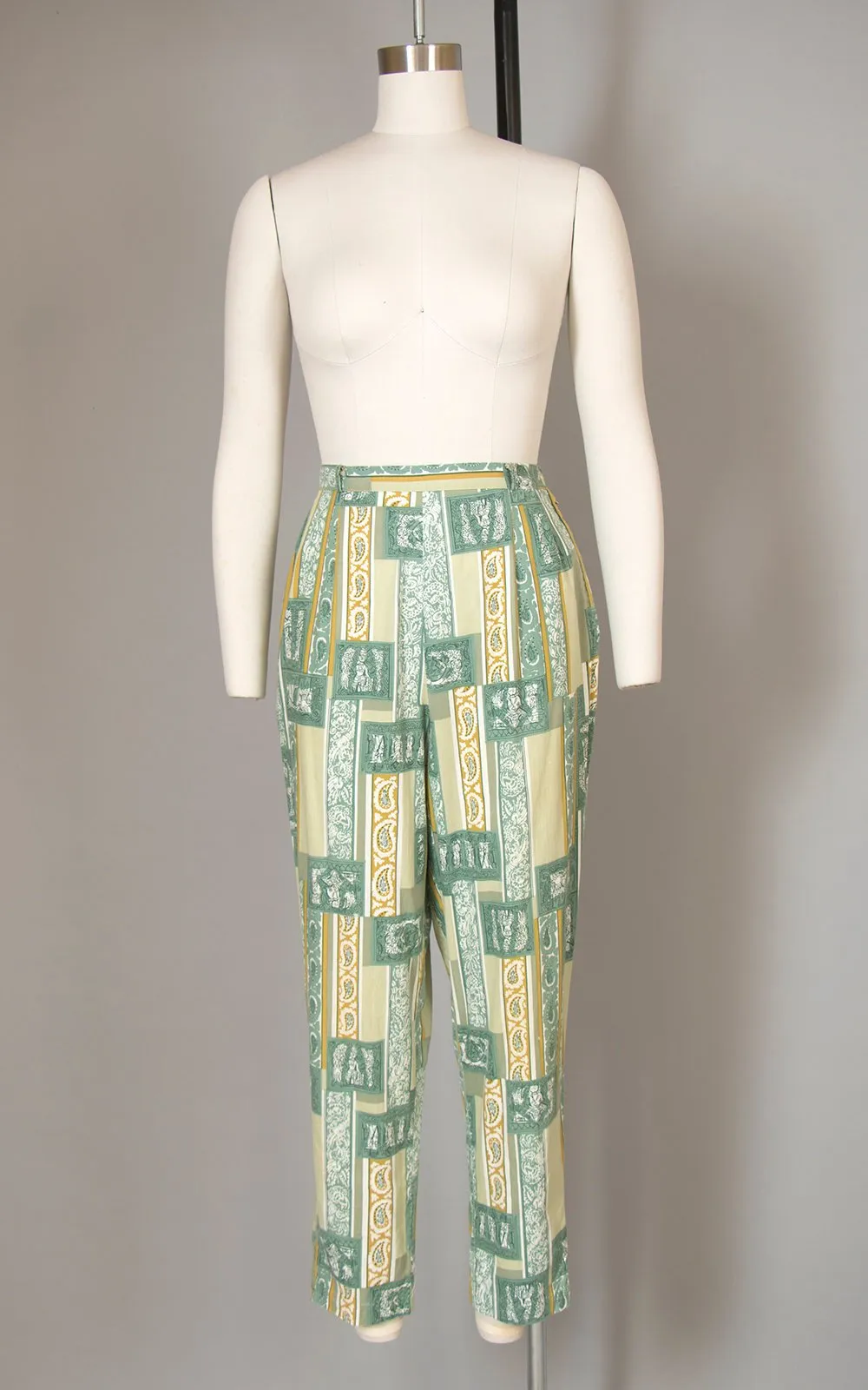 $50 & UNDER SALE || 1960s Geometric Novelty Print Green Cotton Capris | small